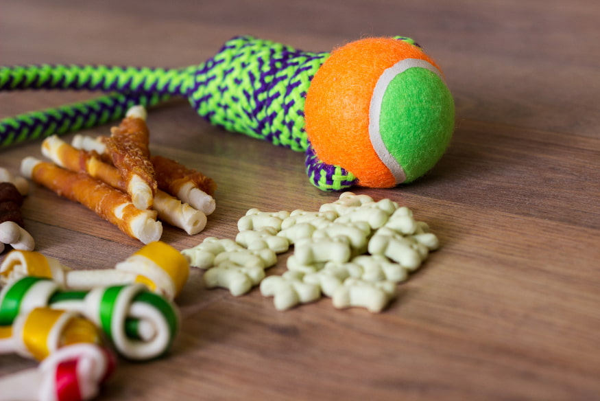 Kit de tranquilidade para cães com brinquedos e petiscos para acalmar o cachorro durante festas com fogos de artifício.