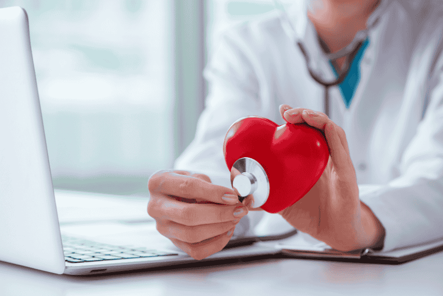 Médico segurando estetoscópio em formato de coração, simbolizando os benefícios cardiovasculares de ter um pet em casa