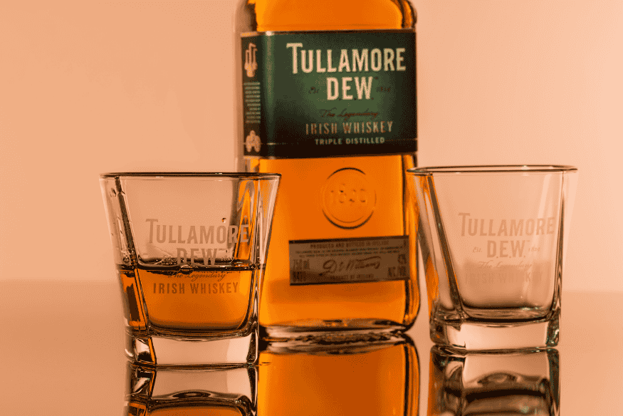 Uísque Tullamore Dew — bebida alcoólica perigosa para cachorros.