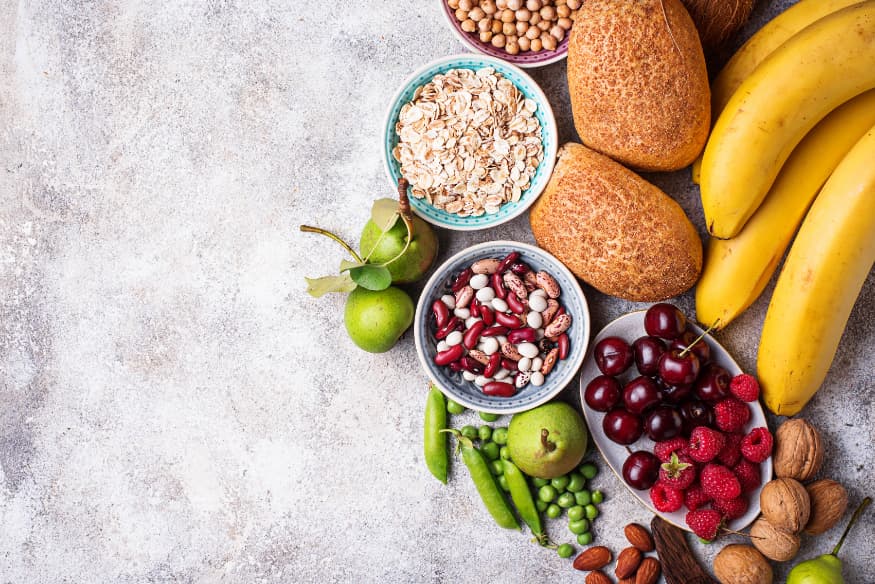 Alimentos naturais e saudáveis para alimentação adaptada de cães e gatos idosos, incluindo frutas, cereais, legumes, sementes e nozes para melhorar a qualidade de vida dos pets na terceira idade.