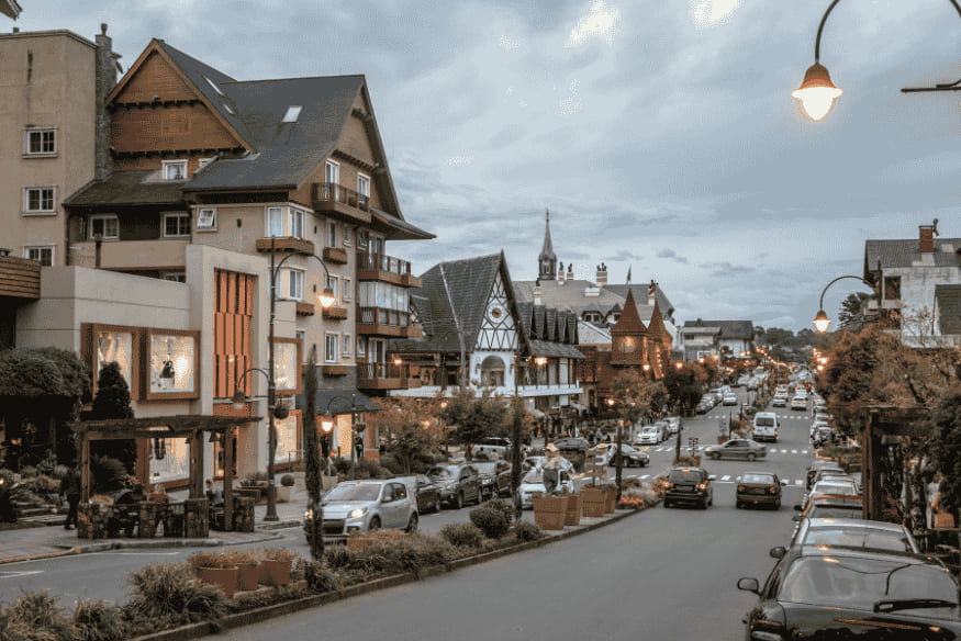 Vista da charmosa avenida principal de Gramado, destino turístico pet-friendly no sul do Brasil.