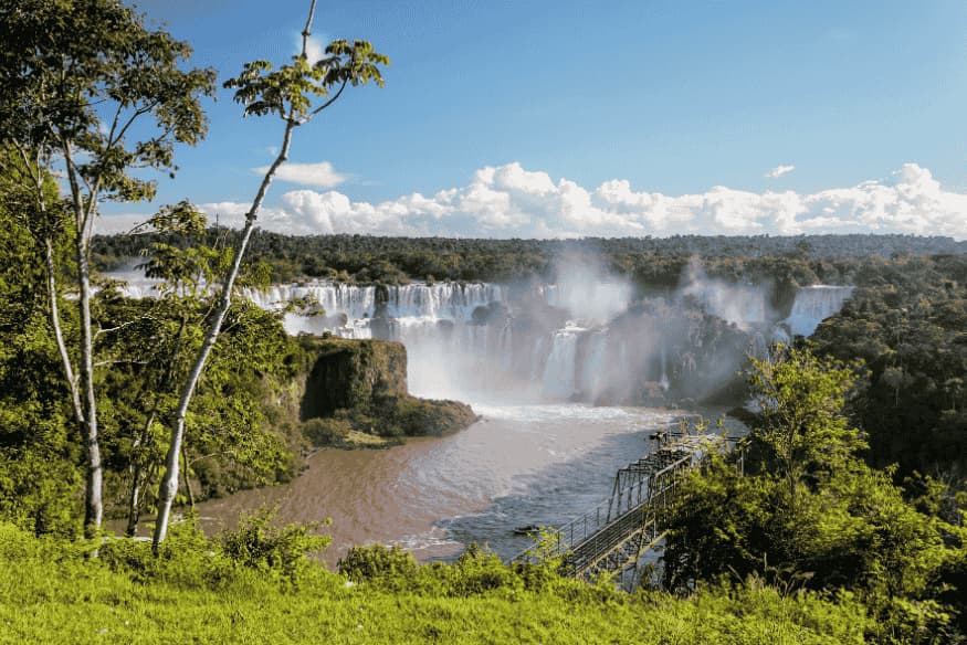 Vista panorâmica das Cataratas do Iguaçu em Foz do Iguaçu, destino turístico pet-friendly no Paraná.