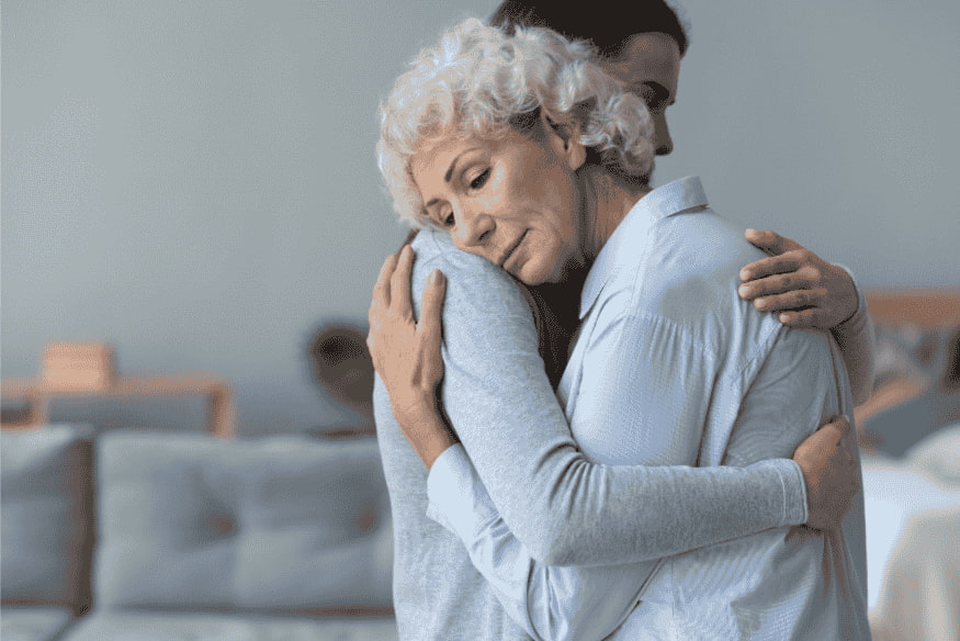 Abraço consolador entre familiares após a perda de um pet, representando apoio emocional diante do luto.