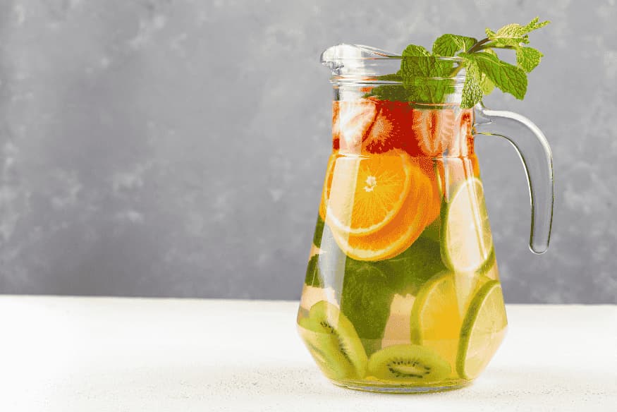 Jarra com água saborizada natural feita com frutas e hortelã para estimular a hidratação dos pets