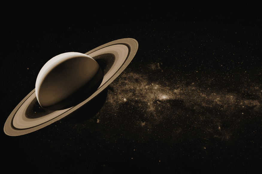 Saturno com seus anéis inclinados diante de um fundo estelar, mostrando a aparência elegante e extensa do planeta gasoso.