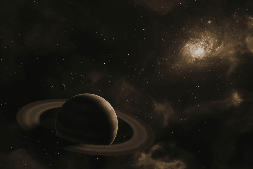 Saturno em fundo escuro com anéis muito detalhados e luas visíveis próximas ao planeta, ressaltando a grandiosidade do sistema saturniano.