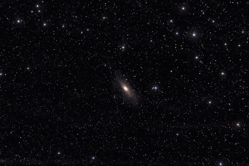 Céu profundo com grande concentração de estrelas e uma galáxia visível ao centro, imagem usada para ilustrar aplicativo para identificar estrelas e planetas no céu.