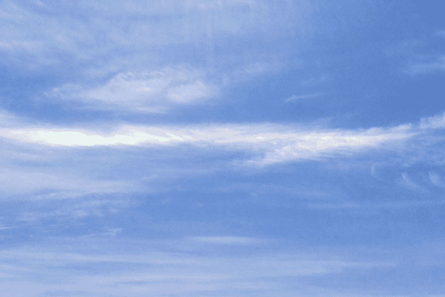 Faixa iridescente horizontal em nuvens altas no céu azul, associada ao fenômeno óptico do arco circun-horizontal.
