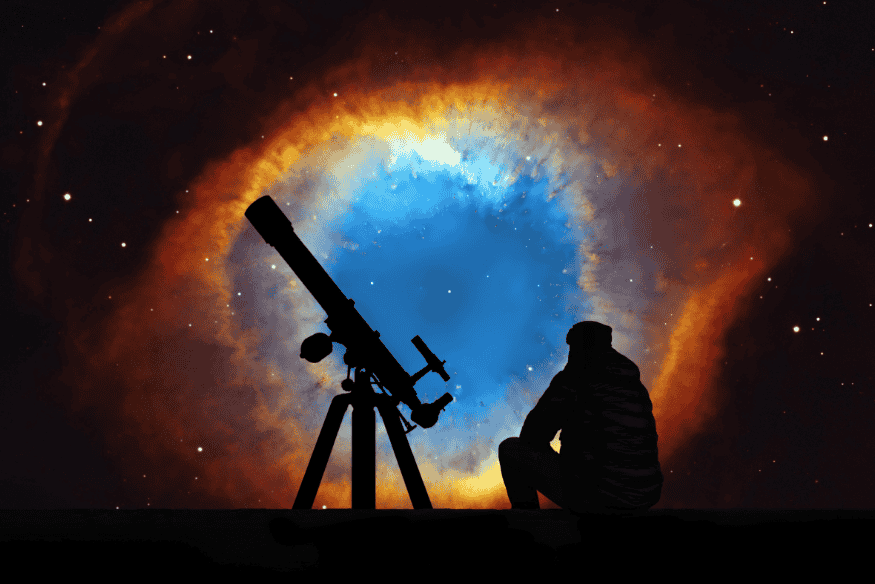 Silhueta de observador com telescópio diante de objeto celeste brilhante, imagem sobre colaboração pública em descobertas astronômicas.