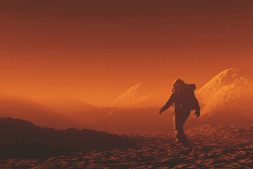 Astronauta caminhando sobre a superfície de Marte sob céu alaranjado, com relevo montanhoso ao fundo.