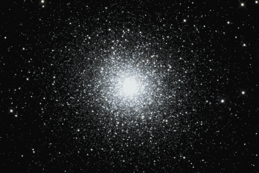 Close de aglomerado estelar globular com núcleo muito denso e milhares de estrelas agrupadas em formato quase esférico.