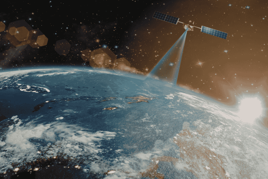 Satélite artificial no espaço enviando sinal em direção à Terra iluminada, com o Sol brilhando no horizonte do planeta.