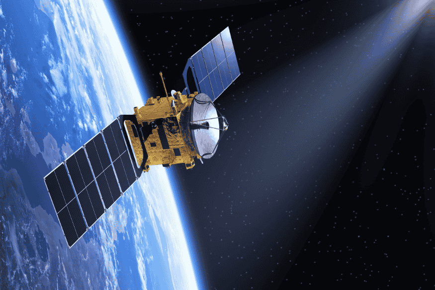 Satélite em órbita terrestre com painéis solares e antena apontada para a Terra, em cena espacial sobre o planeta.