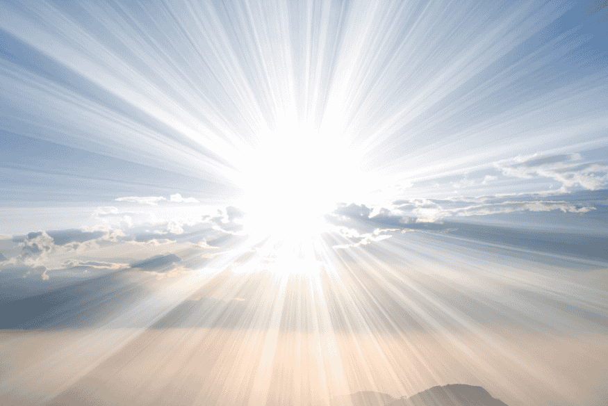 Luz solar intensa acima das nuvens com raios brilhantes no céu, ilustrando como a atmosfera interfere na forma como vemos a cor do Sol.