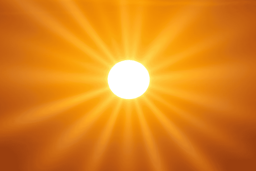 Sol estilizado com raios luminosos em fundo alaranjado, imagem conceitual sobre a aparência amarela do Sol e sua verdadeira emissão de luz.