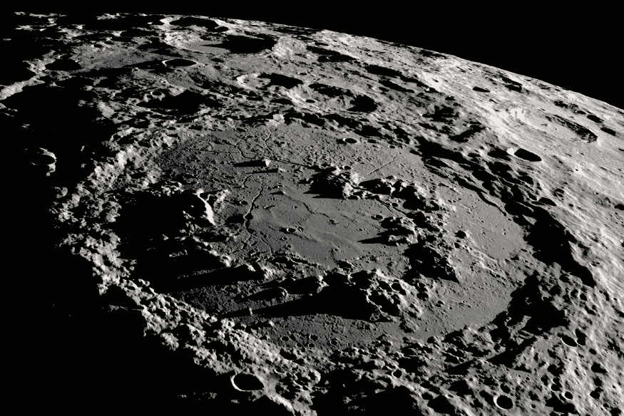 Grande cratera lunar observada em perspectiva orbital, com bordas elevadas, interior escuro e diversas marcas de impacto ao redor.