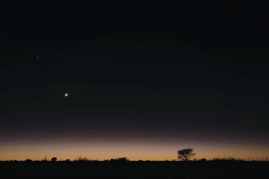 Horizonte ao entardecer com astro brilhante próximo ao céu escuro, exemplo visual para diferenciar planetas e estrelas no início da noite.