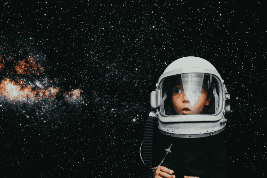 Pessoa usando capacete de astronauta diante de fundo estrelado, ilustração sobre a percepção humana e o silêncio do espaço.