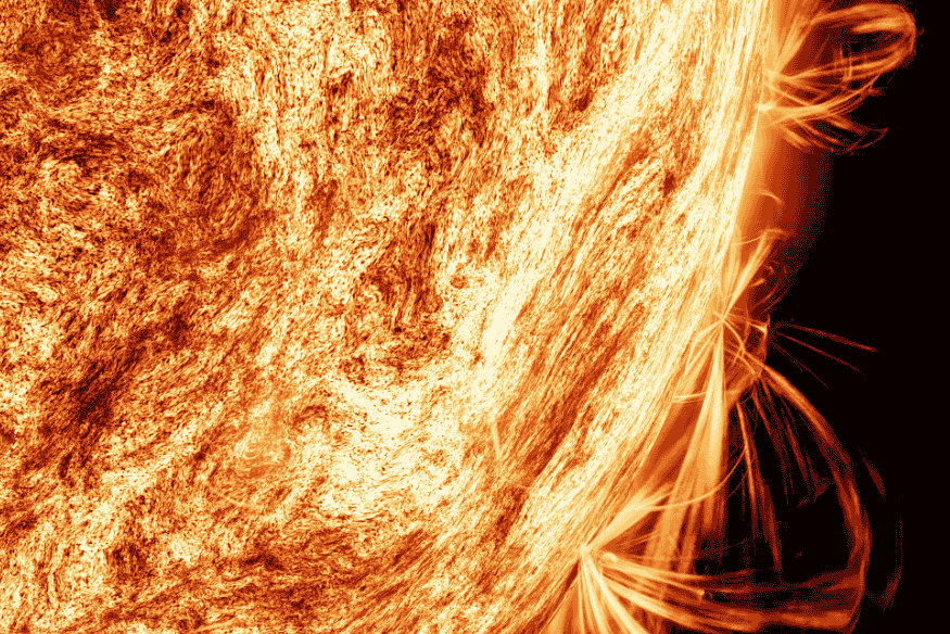 Close da borda do Sol mostrando arcos de plasma e estruturas magnéticas brilhantes associadas a explosões solares e ejeções de matéria.