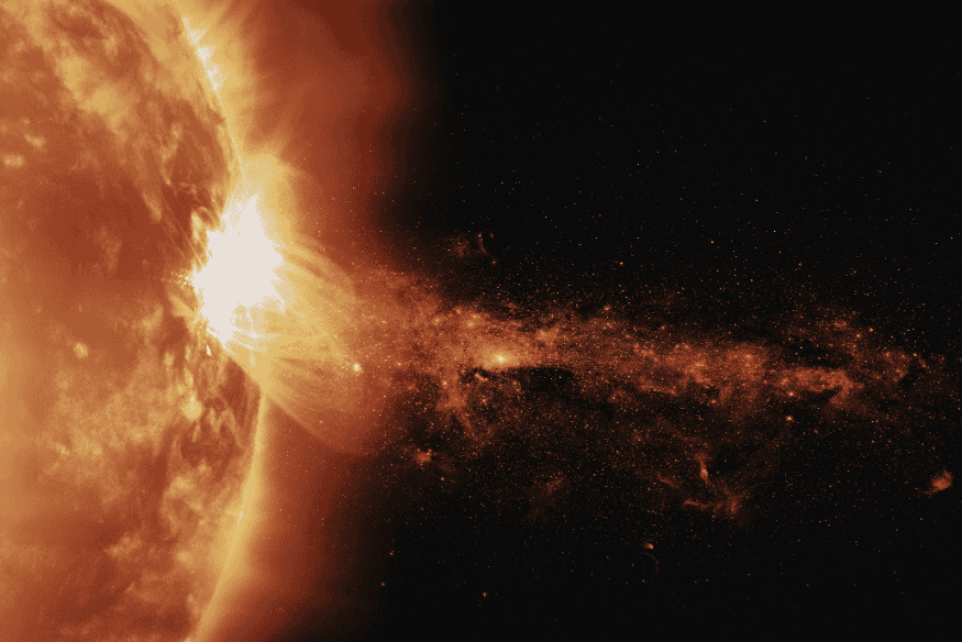 Grande explosão solar se projetando da borda do Sol para o espaço, ilustrando a liberação de energia e partículas no ambiente espacial.