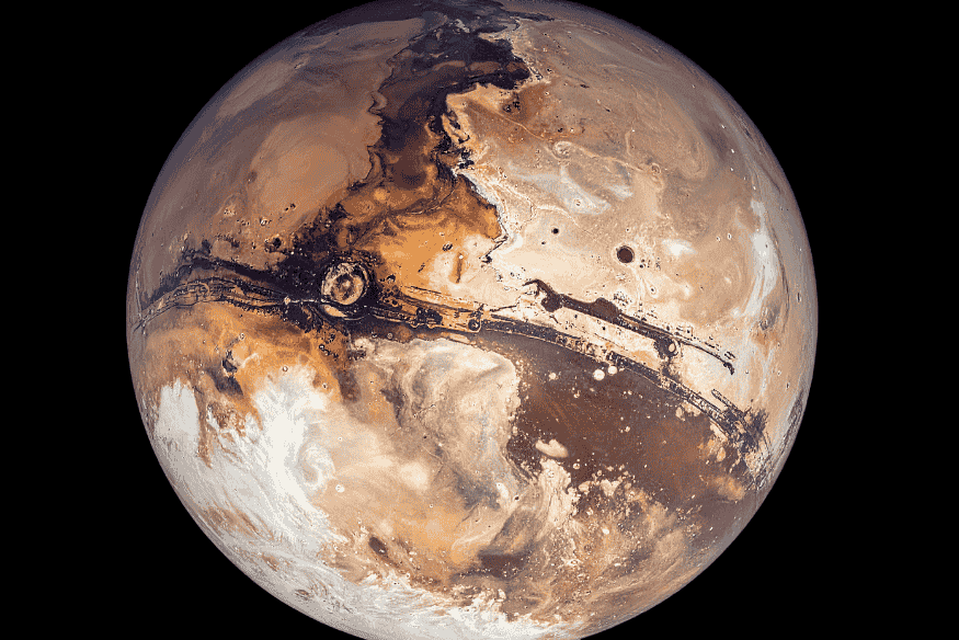 Marte visto de frente com o gigantesco cânion Valles Marineris cortando a superfície do planeta em uma longa faixa escura.