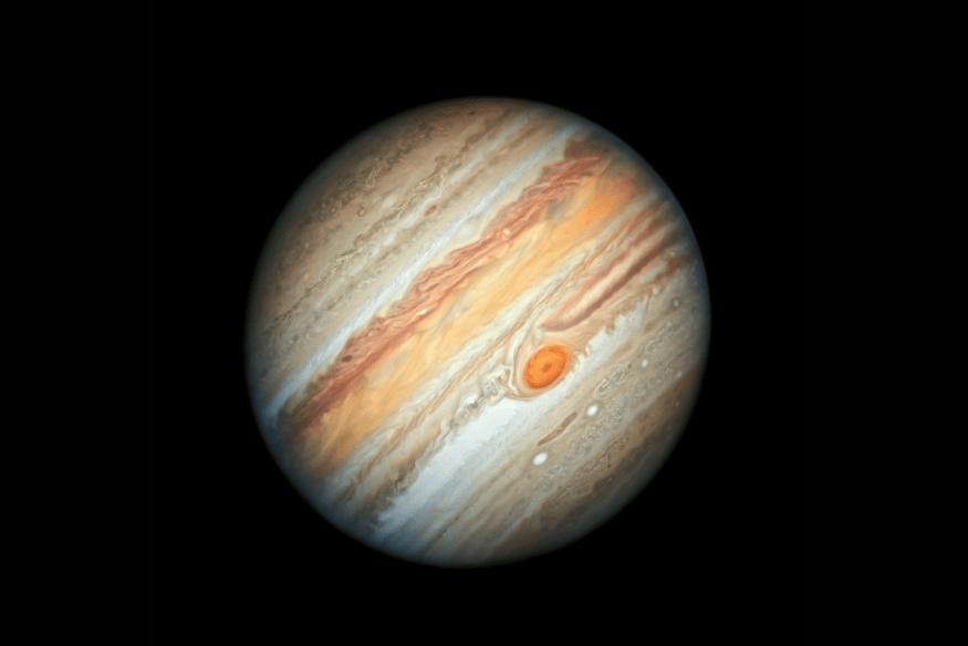 Close de Júpiter mostrando a Grande Mancha Vermelha e padrões turbulentos nas nuvens do planeta.