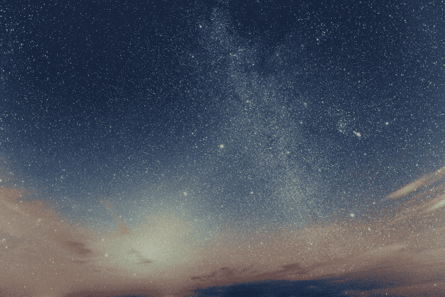 Céu estrelado com brilho triangular fraco próximo ao horizonte, possivelmente associado ao fenômeno da luz zodiacal.