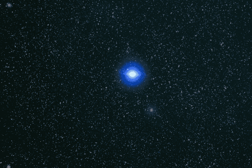 Estrela azul brilhante cercada por campo estelar, imagem conceitual ligada à observação de sistemas planetários pela missão Ariel.