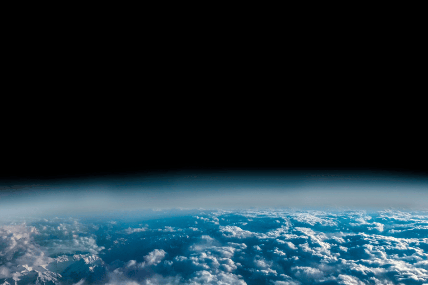 Curvatura da Terra vista do espaço acima das nuvens, imagem que representa a importância da missão Hera para a proteção planetária.