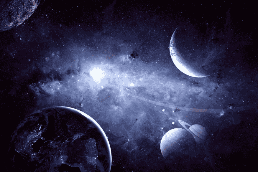 Cena espacial com vários planetas e luas em meio a uma nebulosa brilhante, representando objetos celestes isolados no espaço interestelar.