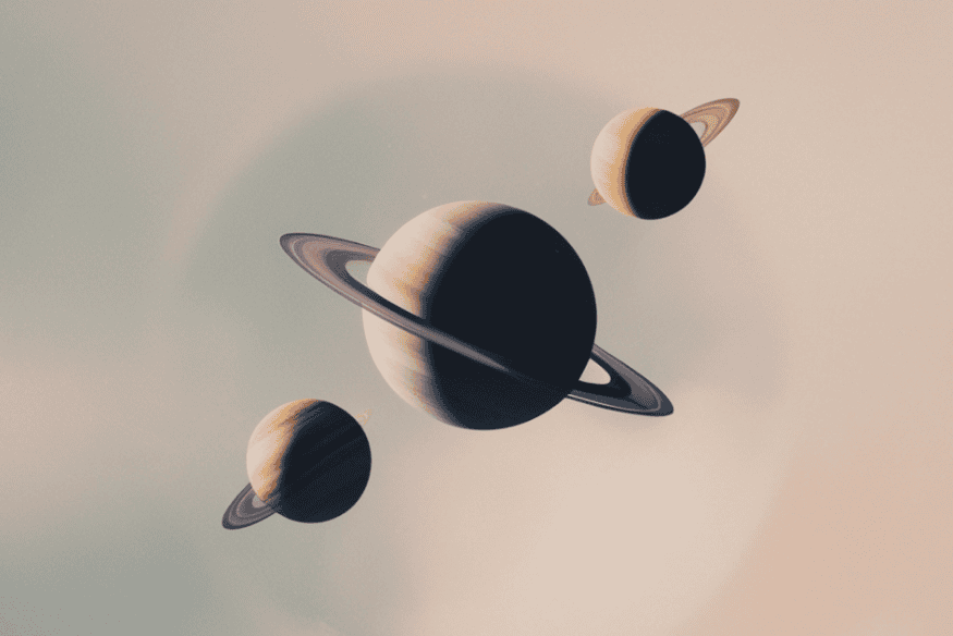 Três planetas com anéis em fundo claro, ilustração artística sobre corpos celestes isolados e movimento pela galáxia.
