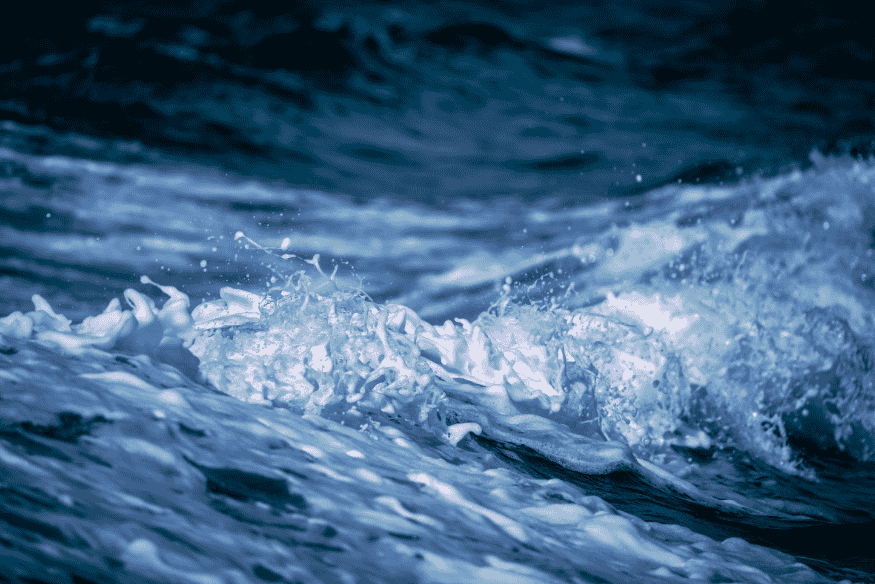 Ondas agitadas em close, imagem usada para representar a superfície líquida de possíveis planetas oceânicos fora do Sistema Solar.