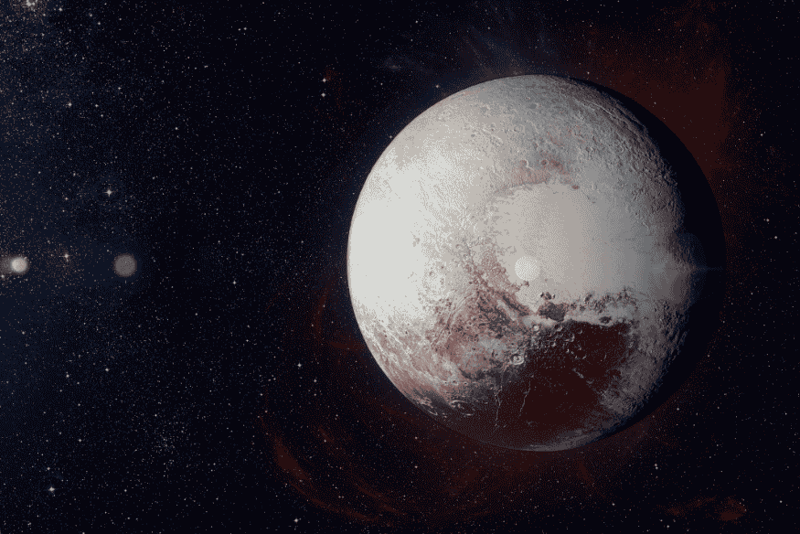 Plutão em visão ampla no espaço, com áreas claras e escuras bem definidas na superfície e um fundo estrelado ao redor.