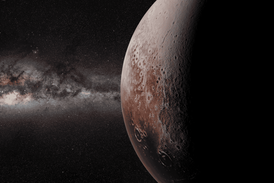 Vista parcial de Plutão iluminado lateralmente, mostrando crateras e relevo em um cenário espacial com a Via Láctea ao fundo.
