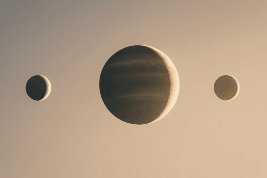 Três corpos celestes alinhados no espaço, com um planeta maior ao centro e dois menores nas laterais.