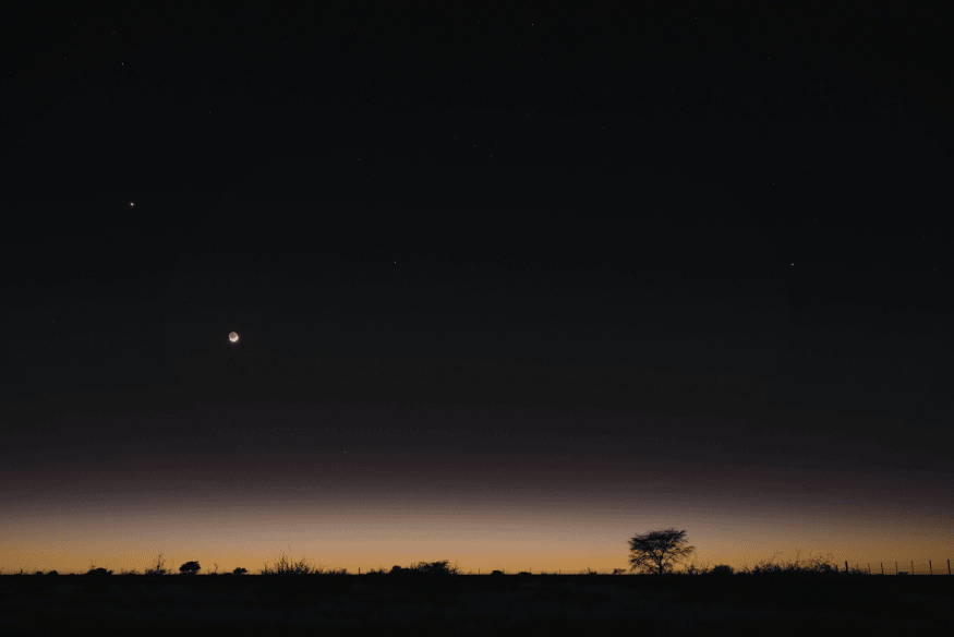 Céu noturno escuro no horizonte com poucos astros visíveis, ilustrando por que a noite não é totalmente clara mesmo com tantas estrelas no universo.