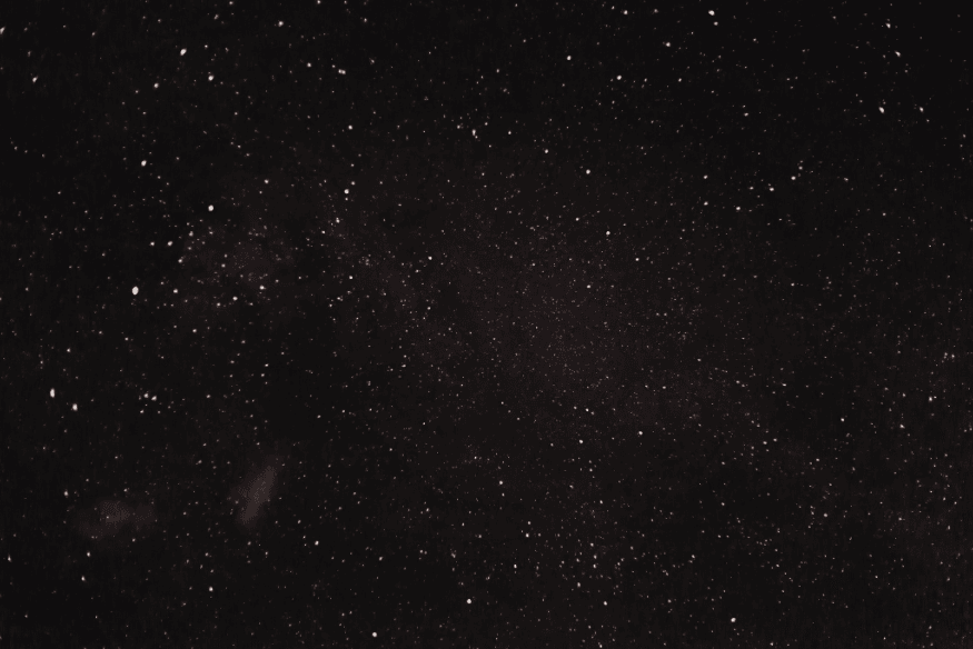 Campo profundo de estrelas em fundo escuro, imagem que representa a grande quantidade de astros e a pergunta sobre por que o céu não é totalmente iluminado à noite.