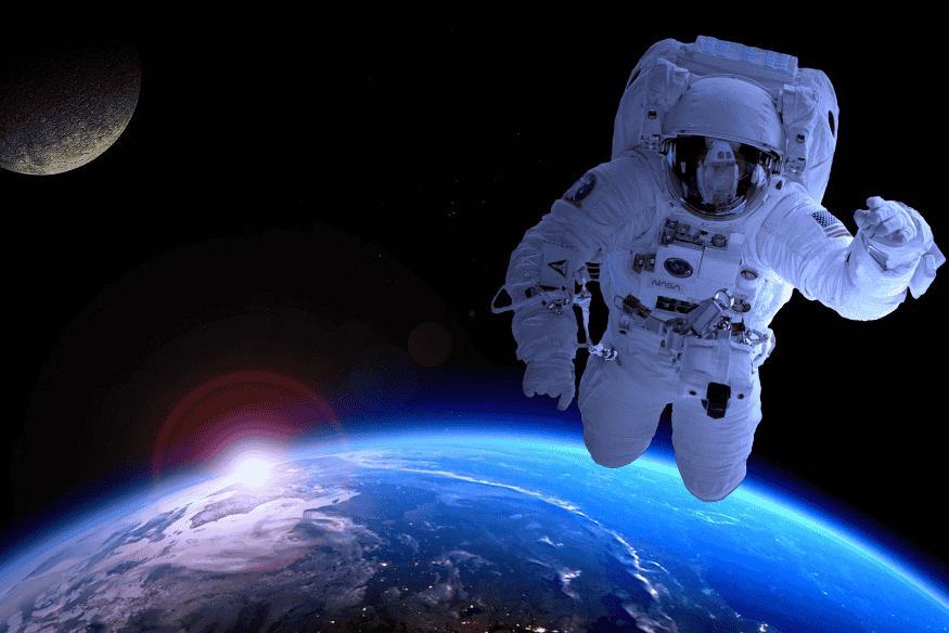 Astronauta flutuando acima da Terra no espaço, imagem que representa a rotina de trabalho, adaptação e deslocamento em ambiente de microgravidade.