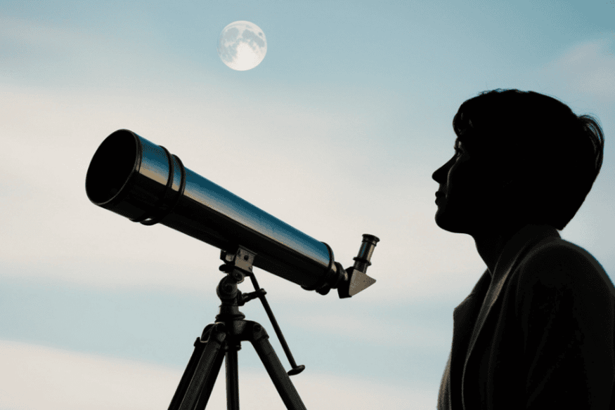 Silhueta de pessoa ao lado de telescópio montado em tripé, com a Lua visível no céu em cena de observação para iniciantes.