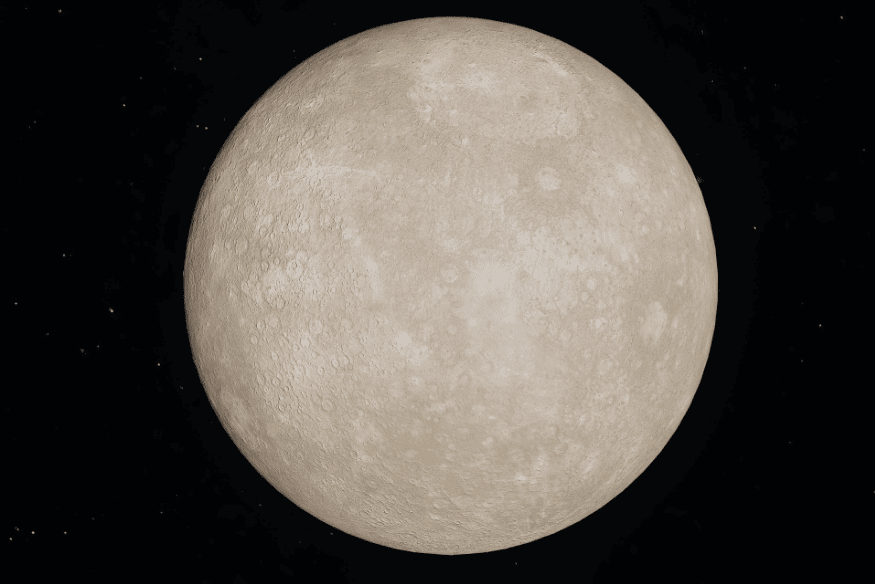 Disco de Mercúrio visto no espaço com superfície clara e craterada, ilustrando o planeta conhecido por grandes variações de temperatura.