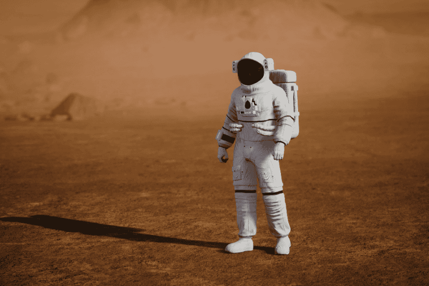 Astronauta em ambiente que representa a superfície de Marte, envolto por atmosfera alaranjada típica de regiões com muita poeira.