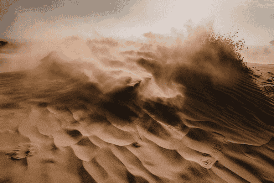 Nuvem intensa de poeira se espalhando sobre dunas marcianas, mostrando a força dos ventos e o avanço de uma tempestade em Marte.