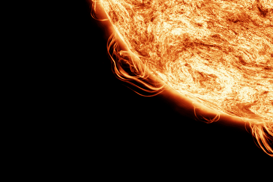 Detalhe da borda do Sol com estruturas de plasma e atividade magnética visível, fenômenos ligados à formação de tempestades geomagnéticas.