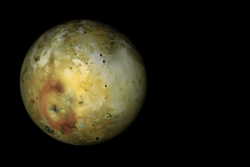o vista no espaço com superfície amarelada, manchas escuras e regiões vulcânicas que revelam intensa atividade geológica.